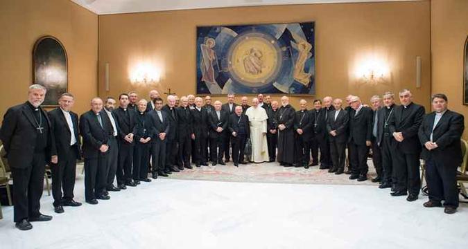 O Papa Francisco e os 34 bispos convocados ao Vaticano(foto: Vatican Media / AFP) O Papa Francisco e os 34 bispos convocados ao Vaticano(foto: Vatican Media / AFP)