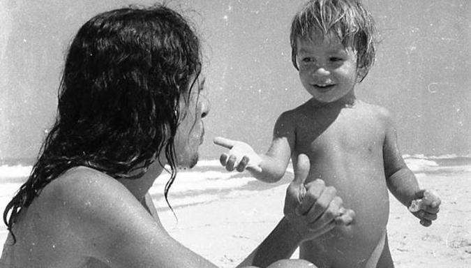 Torquato Neto com o filho Thiago Nunes: amor acima de tudo (foto: Arquivo pessoal) Torquato Neto com o filho Thiago Nunes: amor acima de tudo (foto: Arquivo pessoal)