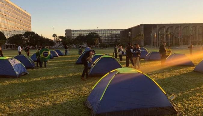 Manifestantes estão acampados, desde 1º de maio, em apoio ao presidente Jair Bolsonaro(foto: Arquivo pessoal/ Twitter) Manifestantes estão acampados, desde 1º de maio, em apoio ao presidente Jair Bolsonaro(foto: Arquivo pessoal/ Twitter)