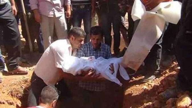 Abdullah Kurdi enterrenado o corpo de seu filho Aylan(foto: AFP Photo/Stringer) Abdullah Kurdi enterrenado o corpo de seu filho Aylan(foto: AFP Photo/Stringer)