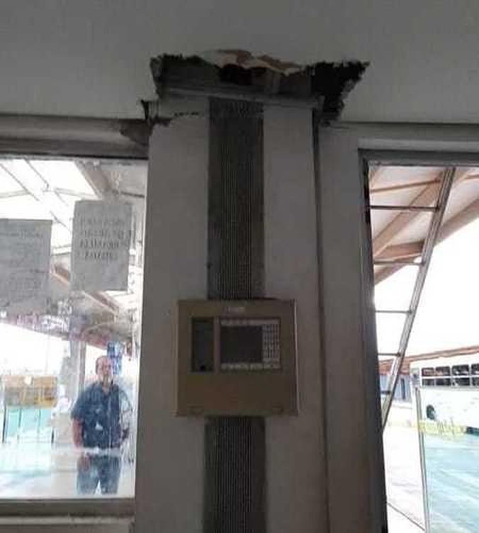 Pilar de sustentação da estação rachou e precisou ser escorado(foto: Arquivo Pessoal) Pilar de sustentação da estação rachou e precisou ser escorado(foto: Arquivo Pessoal)