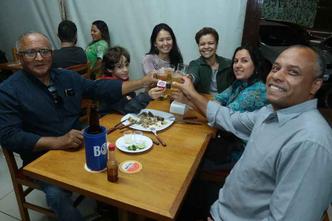 Evanilda, Fab�ola, J�lio, Pedro e Miyuki: encontro com amigos e fam�lia (foto: Luis Nova/esp. CB/D.A. Press)