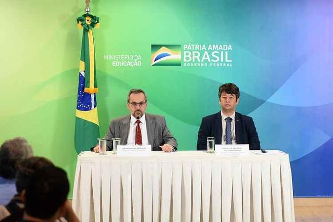 Ministro da Educação Abraham Weintraub e secretário de educação superior, Arnaldo Lima, anunciaram mudanças no Revalida(foto: Gabriel Jabur/MEC) Ministro da Educação Abraham Weintraub e secretário de educação superior, Arnaldo Lima, anunciaram mudanças no Revalida(foto: Gabriel Jabur/MEC)