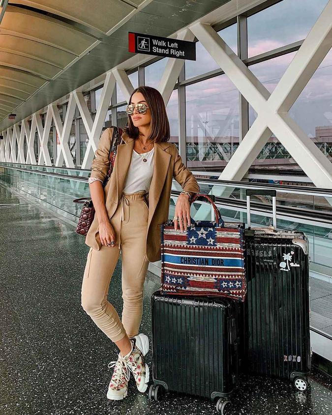 Reforçando a praticidade e a comodidade para carregar muitos itens, a empresária e influencer Camila Coelho optou por uma maxibolsa da Christian Dior para viajar. (foto: Reproducao/instagram) Reforçando a praticidade e a comodidade para carregar muitos itens, a empresária e influencer Camila Coelho optou por uma maxibolsa da Christian Dior para viajar. (foto: Reproducao/instagram)