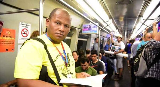 Na sexta, o publicitário Hugo Santos foi assaltado dentro de um ônibus, no mesmo horário que estaria no Metrô(foto: Antônio Cunha/CB/D.A. Press) Na sexta, o publicitário Hugo Santos foi assaltado dentro de um ônibus, no mesmo horário que estaria no Metrô(foto: Antônio Cunha/CB/D.A. Press)