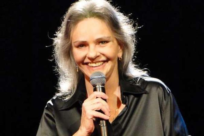 Angela Ro Ro mostra sua irreverência em show na cidade ...
