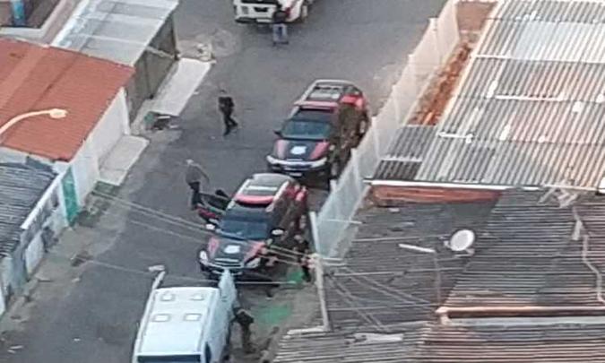 A Polícia Civil entrou na casa de um dos investigados após receber autorização judicial de busca e apreensão(foto: PCDF/Divulgação) A Polícia Civil entrou na casa de um dos investigados após receber autorização judicial de busca e apreensão(foto: PCDF/Divulgação)