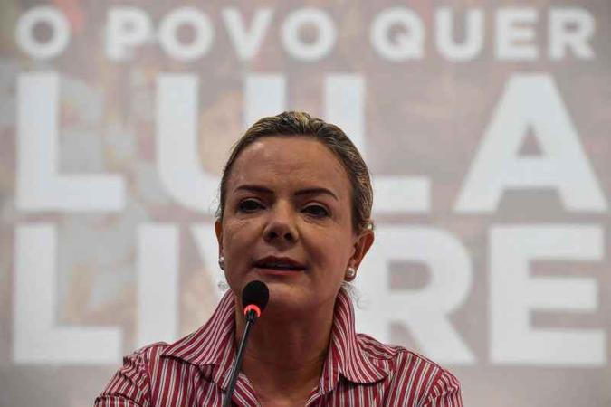 Gleisi Hoffmann diz que Bolsonaro usa dinheiro repassado por empresas para financiar robôs contra o PT (foto: Nelson Almeida/AFP) Gleisi Hoffmann diz que Bolsonaro usa dinheiro repassado por empresas para financiar robôs contra o PT (foto: Nelson Almeida/AFP)