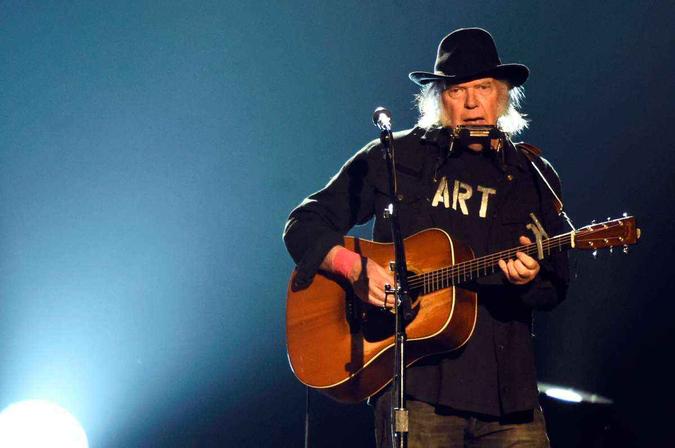 Neil Young conta em biografia que compôs as faixas de Hitchhiker regadas a álcool e droga(foto: Frazer Harrison) Neil Young conta em biografia que compôs as faixas de Hitchhiker regadas a álcool e droga(foto: Frazer Harrison)