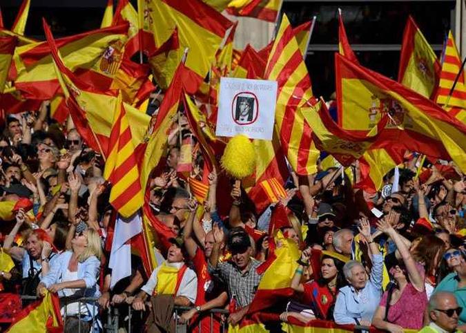 Manifestantes pró-unidade se reuniram na capital da Catalunha, Barcelona, %u200B%u200Bdois dias depois que os legisladores votaram a favor de dividir a região rica da Espanha (foto: AFP / LLUIS GENE ) Manifestantes pró-unidade se reuniram na capital da Catalunha, Barcelona, %u200B%u200Bdois dias depois que os legisladores votaram a favor de dividir a região rica da Espanha (foto: AFP / LLUIS GENE )
