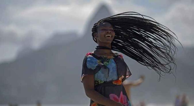 Em sua última visita aos estúdios da TV Globo, Isabel aproveitou sua estada no Rio para ver o mar pela primeira vez(foto: Mauro Pimentel/AFP) Em sua última visita aos estúdios da TV Globo, Isabel aproveitou sua estada no Rio para ver o mar pela primeira vez(foto: Mauro Pimentel/AFP)