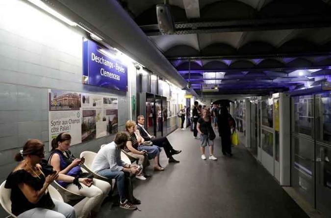 Apesar das adversidades, o tema vem sendo estudado a pedido da prefeita de Paris, Anne Hidalgo. Entre as hipóteses estão a gratuidade total, a liberação de catracas durante o dia, a exclusão de turistas ou ainda a liberação de pagamento por critérios sociais de renda(foto: Thomas Samson/AFP) Apesar das adversidades, o tema vem sendo estudado a pedido da prefeita de Paris, Anne Hidalgo. Entre as hipóteses estão a gratuidade total, a liberação de catracas durante o dia, a exclusão de turistas ou ainda a liberação de pagamento por critérios sociais de renda(foto: Thomas Samson/AFP)