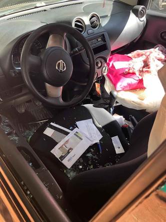 Bruna encontrou o carro com os vidros quebrados e os objetos pessoais revirados. Os ladrões levaram também o estepe do carro(foto: Bruna Pelegio / Arquivo Pessoal) Bruna encontrou o carro com os vidros quebrados e os objetos pessoais revirados. Os ladrões levaram também o estepe do carro(foto: Bruna Pelegio / Arquivo Pessoal)