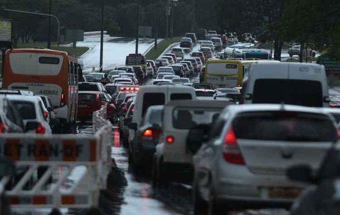 Para população, chuva e desabamento do viaduto são responsáveis pelo trânsito intenso(foto: Luis Nova/Esp. CB/D.A Press) Para população, chuva e desabamento do viaduto são responsáveis pelo trânsito intenso(foto: Luis Nova/Esp. CB/D.A Press)