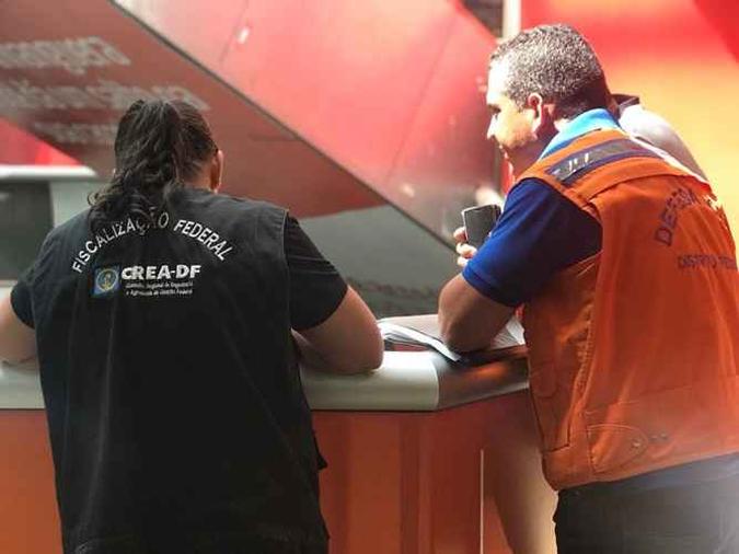Fiscais da Defesa Civil e do Crea-DF avaliam itens de segurança em shoppings do DF(foto: Crea-DF/Divulgação) Fiscais da Defesa Civil e do Crea-DF avaliam itens de segurança em shoppings do DF(foto: Crea-DF/Divulgação)