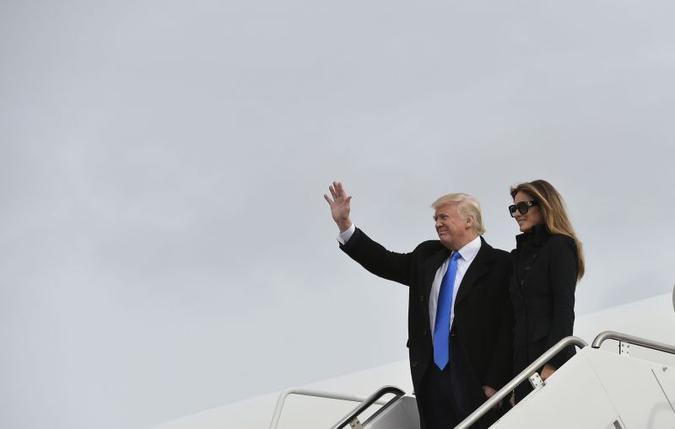 Donald Trump e a mulher, Melania, desembarcam em Washington, o novo endereço por pelo menos quatro anos(foto: Mandel Ngan/AFP) Donald Trump e a mulher, Melania, desembarcam em Washington, o novo endereço por pelo menos quatro anos(foto: Mandel Ngan/AFP)