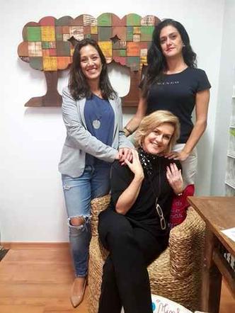 Simone (e), Regina e Ruth (sentada) e alguns dos doces que comercializam: requinte na apresentação e sabor original(foto: Sibele Negromonte/CB/D.A Press) Simone (e), Regina e Ruth (sentada) e alguns dos doces que comercializam: requinte na apresentação e sabor original(foto: Sibele Negromonte/CB/D.A Press)