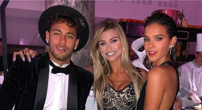 Neymar ao lado da modelo Vitoria Giménez e Bruna Marquezine na festa em ParisThomas Samson/AFP Neymar ao lado da modelo Vitoria Giménez e Bruna Marquezine na festa em ParisThomas Samson/AFP