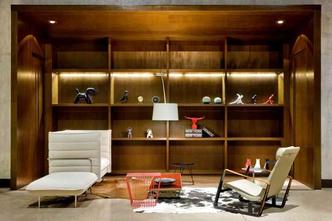 Moderno Os arquitetos Eduardo Sáinz e Lilian Glayna, da 1 a 1 Arquitetura, usam uma grande estante em madeira com iluminação em LED e poucos adornos, móveis de design assinado e grandes tapetes em couro natural. O piso claro complementa a ambientação e fortalece o estilo moderno.(foto: Edgard César/Divulgacao) Moderno Os arquitetos Eduardo Sáinz e Lilian Glayna, da 1 a 1 Arquitetura, usam uma grande estante em madeira com iluminação em LED e poucos adornos, móveis de design assinado e grandes tapetes em couro natural. O piso claro complementa a ambientação e fortalece o estilo moderno.(foto: Edgard César/Divulgacao)
