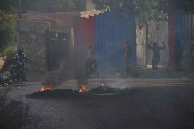 Embora a polícia tenha patrulhas ao longo dos principais eixos viários da cidade, além de blitz nos cruzamentos mais importantes, a situação permanece tensa(foto: AFP) Embora a polícia tenha patrulhas ao longo dos principais eixos viários da cidade, além de blitz nos cruzamentos mais importantes, a situação permanece tensa(foto: AFP)