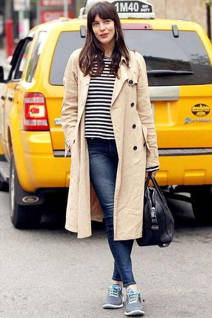 Para um look mais casual, vista o casaco sobre jeans, camiseta e tênis nos pés: uma ótima opção para enfrentar a correria do dia.(foto: Pinterest) Para um look mais casual, vista o casaco sobre jeans, camiseta e tênis nos pés: uma ótima opção para enfrentar a correria do dia.(foto: Pinterest)