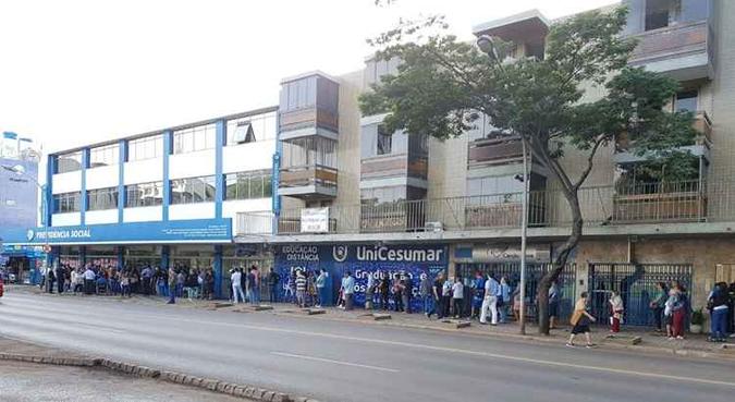 Na 502 Sul, a agência do INSS não pôde ser aberta sem a presença de vigilantes e um longa fila se formou logo cedo(foto: Arquivo pessoal) Na 502 Sul, a agência do INSS não pôde ser aberta sem a presença de vigilantes e um longa fila se formou logo cedo(foto: Arquivo pessoal)