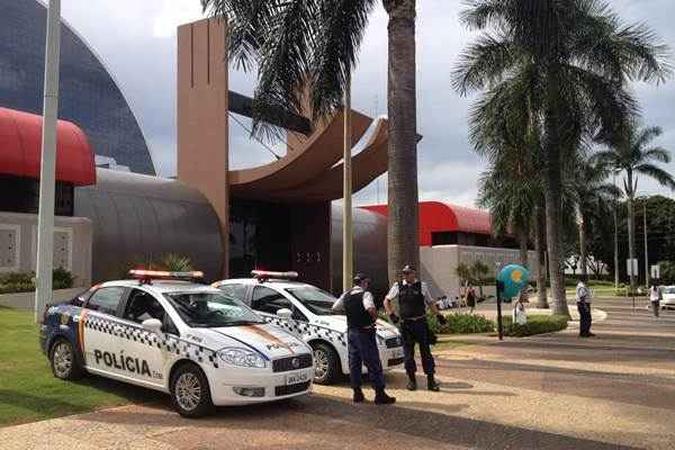 Policias militares se posicionam em frente ao Brasília shopping(foto: Iano Andrade/CB/D.A Press) Policias militares se posicionam em frente ao Brasília shopping(foto: Iano Andrade/CB/D.A Press)