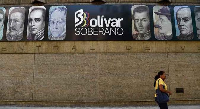 Nesta segunda-feira, entrou em vigor o chamado 'bolívar soberano', com novas notas com cinco zeros a menos(foto: AFP) Nesta segunda-feira, entrou em vigor o chamado 'bolívar soberano', com novas notas com cinco zeros a menos(foto: AFP)