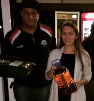 A cliente Angélica trocou 5 litros de gasolina por duas pizzas grandes(foto: Enjoy Pizzas/Reprodução/Facebook) A cliente Angélica trocou 5 litros de gasolina por duas pizzas grandes(foto: Enjoy Pizzas/Reprodução/Facebook)