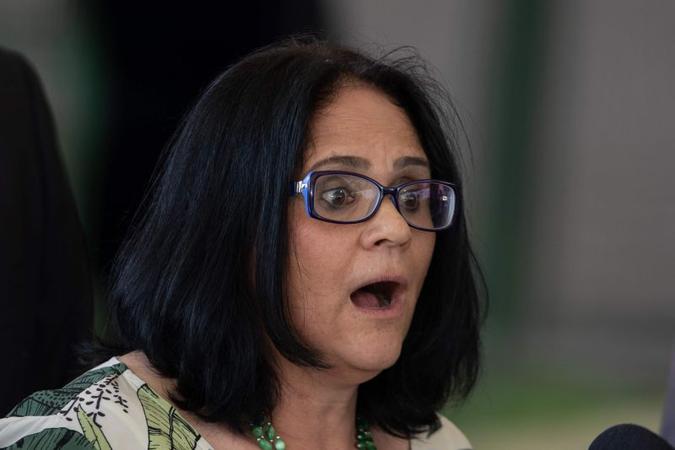 Damares falou sobre a história do pé de goiaba, que ganhou repercussão recentemente por causa do vídeo de uma pregação no qual ela aparece fazendo o relato(foto: Sergio Lima/AFP) Damares falou sobre a história do pé de goiaba, que ganhou repercussão recentemente por causa do vídeo de uma pregação no qual ela aparece fazendo o relato(foto: Sergio Lima/AFP)