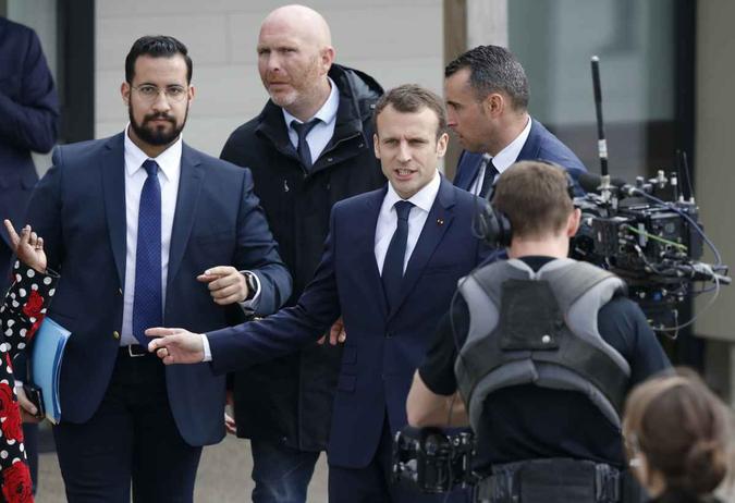 O ex chefe de segurança, Alexandre Benalla, agrediu dois manifestantes para dissipar um protesto em uma praça de Paris em 1º de maio(foto: Charly Triballeau / AFP) O ex chefe de segurança, Alexandre Benalla, agrediu dois manifestantes para dissipar um protesto em uma praça de Paris em 1º de maio(foto: Charly Triballeau / AFP)