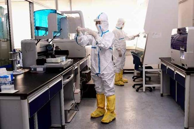 O número de mortos na epidemia mortal de coronavírus COVID-19 na China ultrapassou 1.300 casos.(foto: STR / AFP) O número de mortos na epidemia mortal de coronavírus COVID-19 na China ultrapassou 1.300 casos.(foto: STR / AFP)