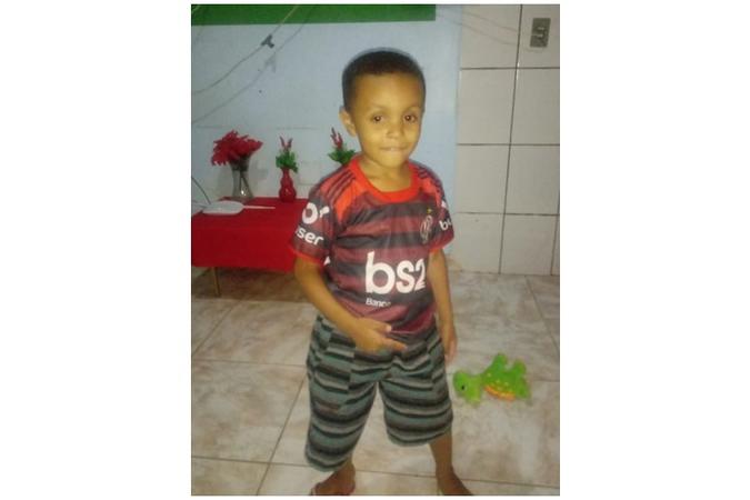 Alex Sandro Pereira de Jesus, 4 anos, passou 23 dias internado(foto: Arquivo Pessoal) Alex Sandro Pereira de Jesus, 4 anos, passou 23 dias internado(foto: Arquivo Pessoal)