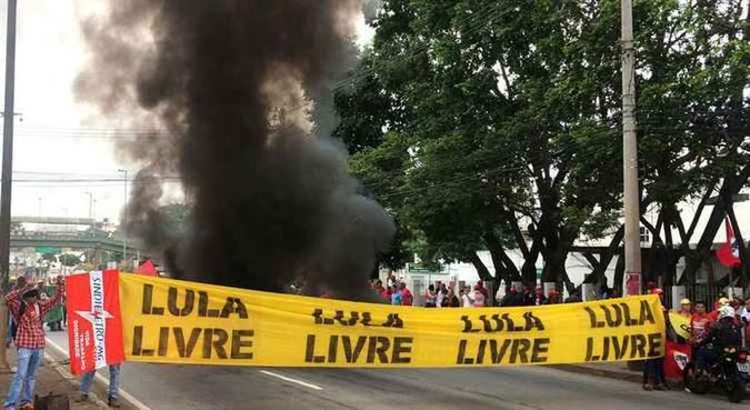 Manifestantes pró-Lula protestam em Belo Horizonte (foto: PRF/Divulgação) Manifestantes pró-Lula protestam em Belo Horizonte (foto: PRF/Divulgação)