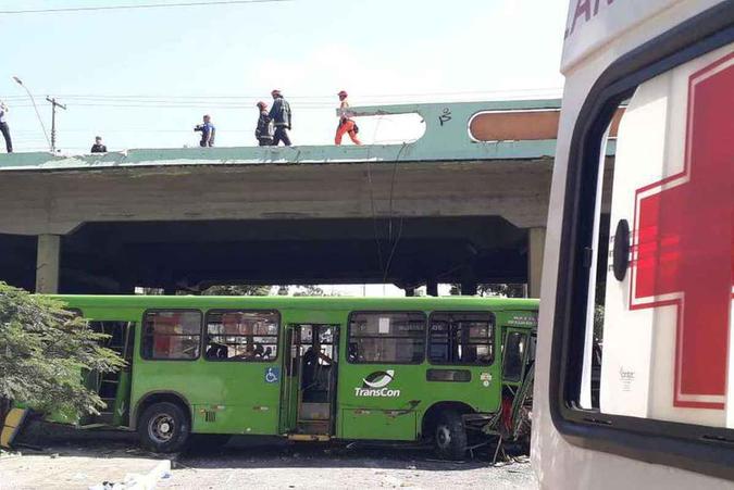 Ônibus do transporte coletivo caiu de um viaduto na Avenida João César de Oliveira, em Contagem, na manhã desta quinta-feiraJair Amaral/EM/DA Press Ônibus do transporte coletivo caiu de um viaduto na Avenida João César de Oliveira, em Contagem, na manhã desta quinta-feiraJair Amaral/EM/DA Press