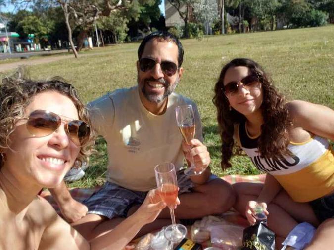 Elaine pegou o antigo kit de piquenique e aproveitou ao lado do marido, Rafael, e a filha, Rafaela, em um momento de lazer (foto: Arquivo pessoal ) Elaine pegou o antigo kit de piquenique e aproveitou ao lado do marido, Rafael, e a filha, Rafaela, em um momento de lazer (foto: Arquivo pessoal )