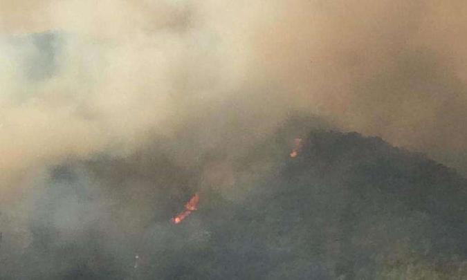 Incêndio em Brumadinho atinge uma extensa área de vegetação seca há uma semana(foto: CBMG/Divulgação) Incêndio em Brumadinho atinge uma extensa área de vegetação seca há uma semana(foto: CBMG/Divulgação)
