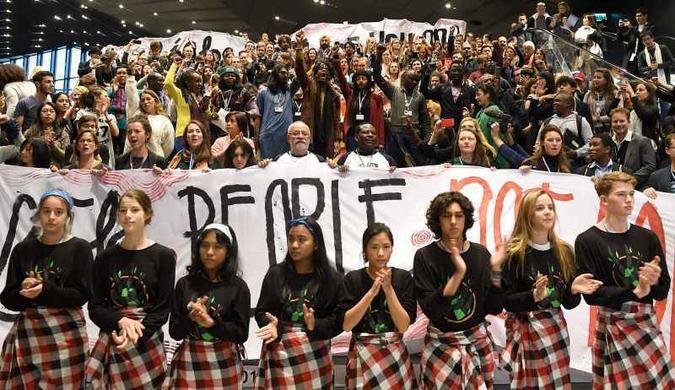 Protesto na sessão final da cúpula da Polônia: seguem as discussões com representantes de 196 países sobre o livro de regras(foto: Janek Skarzynski/AFP ) Protesto na sessão final da cúpula da Polônia: seguem as discussões com representantes de 196 países sobre o livro de regras(foto: Janek Skarzynski/AFP )