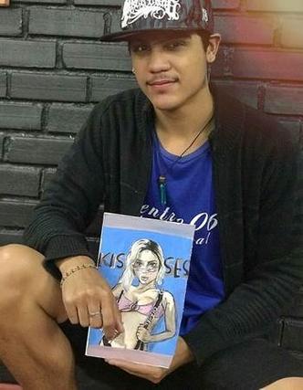 Israel Oliver exibe o desenho que fez da cantora(foto: Arquivo pessoal/Divulgação) Israel Oliver exibe o desenho que fez da cantora(foto: Arquivo pessoal/Divulgação)