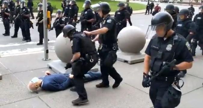 Na filmagem, o ativista Martin Gugino, 75 anos, é empurrado por dois policiais (E); ele cai de costas, bate a cabeça no chão e perde a consciência (C); depois, começa a sangrar, enquanto agentes tentam isolar o local (D)(foto: AFP PHOTO / WBFO NPR / Mike DESMOND) Na filmagem, o ativista Martin Gugino, 75 anos, é empurrado por dois policiais (E); ele cai de costas, bate a cabeça no chão e perde a consciência (C); depois, começa a sangrar, enquanto agentes tentam isolar o local (D)(foto: AFP PHOTO / WBFO NPR / Mike DESMOND)