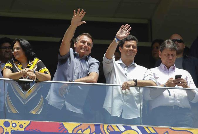 Bolsonaro e Moro acenam, tendo Damares e Tarcísio Gomes ao lado(foto: Sérgio Lima/AFP) Bolsonaro e Moro acenam, tendo Damares e Tarcísio Gomes ao lado(foto: Sérgio Lima/AFP)