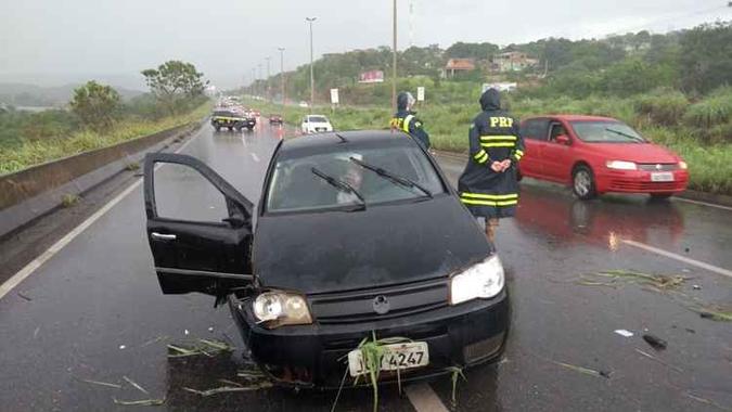 O motorista do Fiat Palio perdeu o controle do veículo, que capotou e parou na outra faixa da BR-070(foto: Divulgação/Corpo de Bombeiros) O motorista do Fiat Palio perdeu o controle do veículo, que capotou e parou na outra faixa da BR-070(foto: Divulgação/Corpo de Bombeiros)