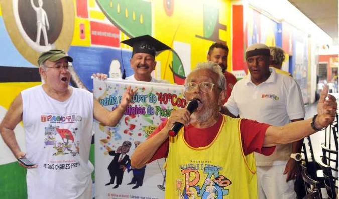 Preparativos para escolha da musica do Pacotão no Conic, com Jadir Rodrigues, 68 anos, Paulo Miranda, 63 anos, José Antonio Filho, jornalista, e Cícero Ferreira, fundador do bloco(foto: Minervino Junior/CB/D.A Press) Preparativos para escolha da musica do Pacotão no Conic, com Jadir Rodrigues, 68 anos, Paulo Miranda, 63 anos, José Antonio Filho, jornalista, e Cícero Ferreira, fundador do bloco(foto: Minervino Junior/CB/D.A Press)