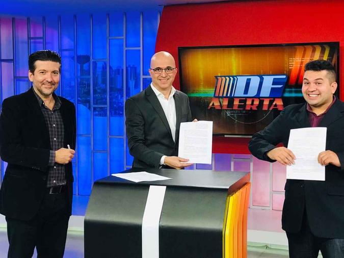 Patrício Macedo e Luís Eduardo Leão, da TV Brasília-RedeTV! ao lado do novo contratado (foto: TV Brasília/Divulgação) Patrício Macedo e Luís Eduardo Leão, da TV Brasília-RedeTV! ao lado do novo contratado (foto: TV Brasília/Divulgação)