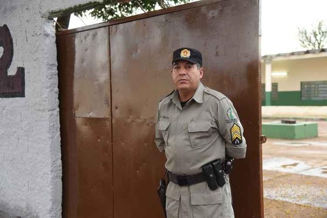 O policial Edmilton Campos patrulha um dos colégios eleitorais desde as 17h de sábado(foto: Ed Alves/CB/D.A Press) O policial Edmilton Campos patrulha um dos colégios eleitorais desde as 17h de sábado(foto: Ed Alves/CB/D.A Press)