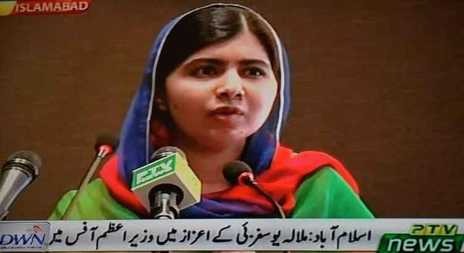 Acompanhada dos pais, Malala foi escoltada sob um forte esquema de segurança(foto: AFP) Acompanhada dos pais, Malala foi escoltada sob um forte esquema de segurança(foto: AFP)
