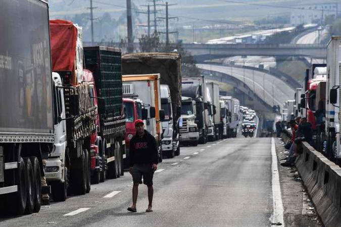 Para acabar com o bloqueio de manifestantes, o governo reduziu o preço do diesel e fixou os valores mínimos de frete, o que contrariou vários setores da economia (foto: AFP PHOTO / Nelson ALMEIDA ) Para acabar com o bloqueio de manifestantes, o governo reduziu o preço do diesel e fixou os valores mínimos de frete, o que contrariou vários setores da economia (foto: AFP PHOTO / Nelson ALMEIDA )