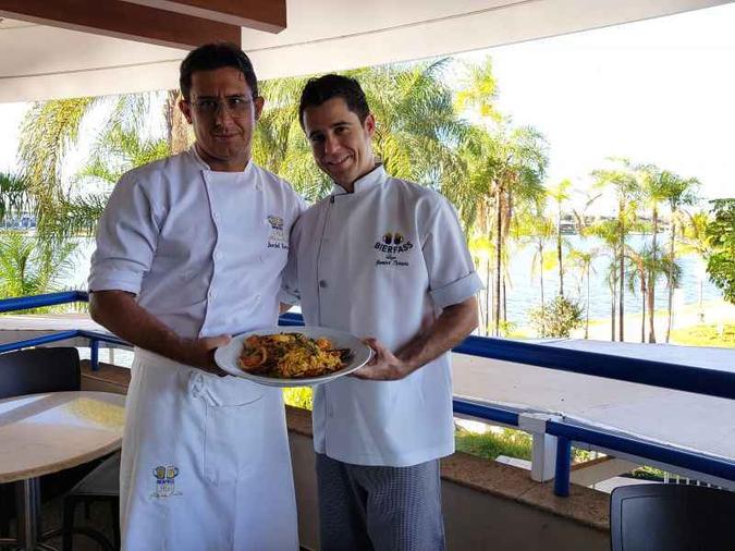 dois chefs de cozinha exibem um prato de comida(foto: Sibele Negromonte) dois chefs de cozinha exibem um prato de comida(foto: Sibele Negromonte)