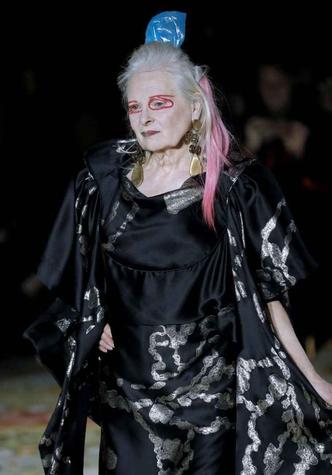 A estilista Vivienne Westwood, aos 75 anos, desfilou para a própria marca, na última semana de moda de Paris(foto: Patrick Kovarik/AFP) A estilista Vivienne Westwood, aos 75 anos, desfilou para a própria marca, na última semana de moda de Paris(foto: Patrick Kovarik/AFP)