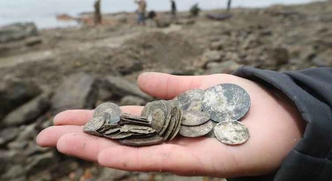 Entre as moedas encontradas, há ducados e peniques antigos(foto: AFP) Entre as moedas encontradas, há ducados e peniques antigos(foto: AFP)